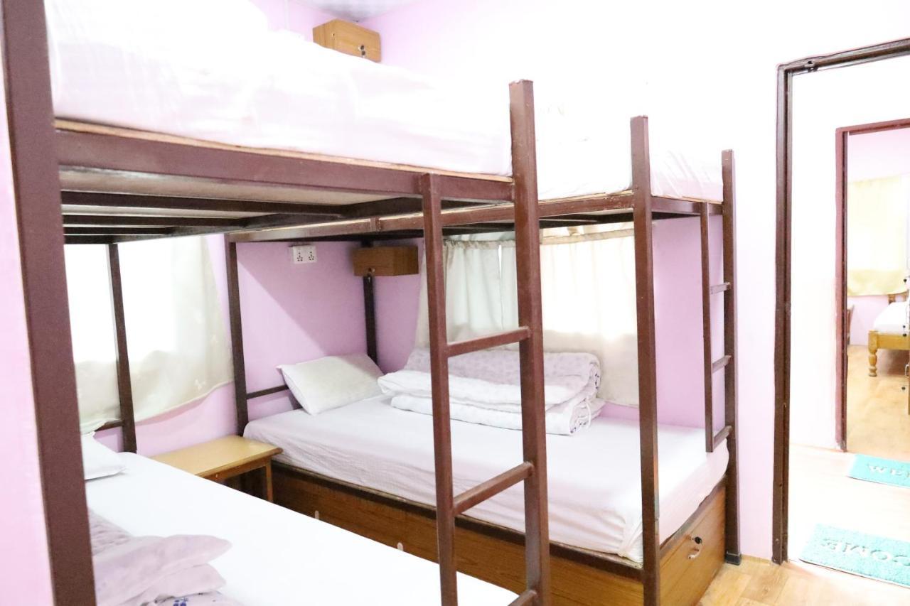 Margik Backpackers Hostel Pokhara Exterior photo